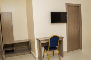 Televisyen dan/atau pusat hiburan di MITOS LUXURY SUITES (BODE THOMAS)