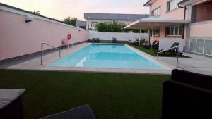 ein Pool in einem Hof neben einem Gebäude in der Unterkunft Troia Hotel in Amares