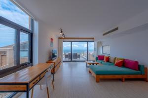 VESTA - Soma Bay Residence في الغردقة: غرفة معيشة مع أريكة وطاولة