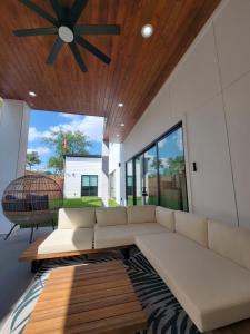Dallas Luxury Modern House By Dallas Love Airport في دالاس: غرفة معيشة مع أريكة ومروحة سقف