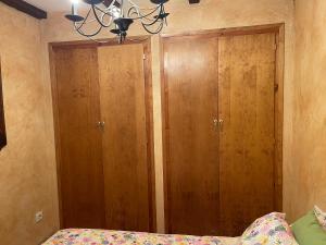 塞特卡薩斯的住宿－Sevenhouse，一间卧室配有木制橱柜和一张床
