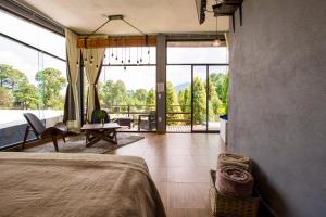 une chambre avec un lit et une grande fenêtre dans l'établissement Orgánico Hotel Boutique, à Mexico