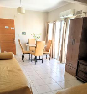 a room with a table and chairs and a bedroom at Centro Apart "Nuez de la Isla I" in Paraná