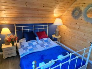 盧比亞托弗的住宿－Domki Kapitańskie Lubiatowo，一间卧室配有一张木墙床