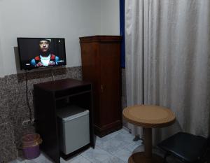 TV a/nebo společenská místnost v ubytování Canary Hotel