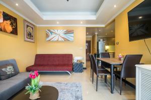 Χώρος καθιστικού στο Patong Tower apartment by Lofty