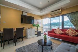 Posezení v ubytování Patong Tower apartment by Lofty