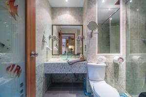 Ένα μπάνιο στο Patong Tower apartment by Lofty