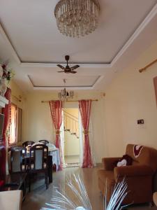 - un salon avec un canapé et un ventilateur de plafond dans l'établissement Résidence Les Fleurettes, à Bamako
