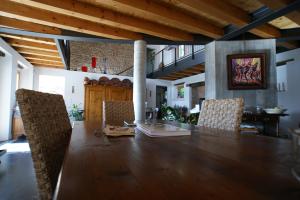 Country House Due Fiumi في ساتْشيلي: غرفة طعام مع طاولة وكراسي طويلة