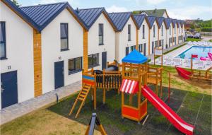 kompleks apartamentów z placem zabaw i basenem w obiekcie Cozy Home In Rewal With Kitchen w Rewalu +14 zdjęć