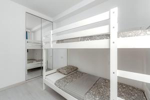 מיטה או מיטות קומותיים בחדר ב-Sand Club Helen , 256, Golf del Sur Tenerife , España