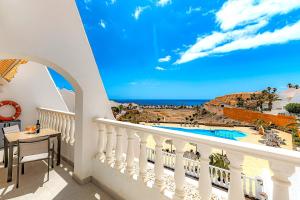 聖米格爾德阿沃納的住宿－Sand Club Helen , 256, Golf del Sur Tenerife , España，享有海滩美景的阳台
