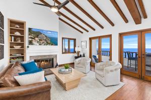 Ein Sitzbereich in der Unterkunft Premium Ocean Corner Unit, Fireplace, Golf Cart, 21 Steps from Top