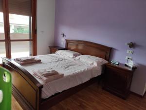 sypialnia z łóżkiem z białą pościelą i poduszkami w obiekcie Casa panoramica w mieście Attimis