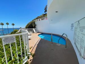 Der Swimmingpool an oder in der Nähe von Premium Ocean Corner Unit, Fireplace, Golf Cart, 21 Steps from Top