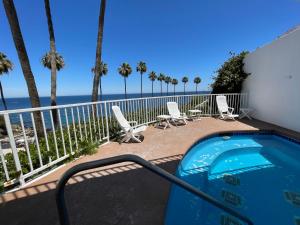 Der Swimmingpool an oder in der Nähe von Premium Ocean Corner Unit, Fireplace, Golf Cart, 21 Steps from Top