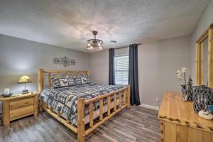 Un ou plusieurs lits dans un hébergement de l'établissement Deep Gap Cottage with Fire Pits - Hike and Ski!