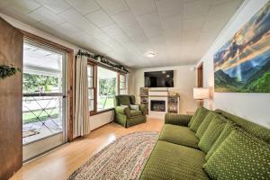 ein Wohnzimmer mit Couch und Kamin in der Unterkunft Cozy Franklin Cottage with Waterfront Views! in Franklin