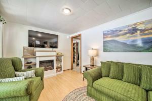 Galeriebild der Unterkunft Cozy Franklin Cottage with Waterfront Views! in Franklin