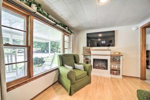 Galeriebild der Unterkunft Cozy Franklin Cottage with Waterfront Views! in Franklin