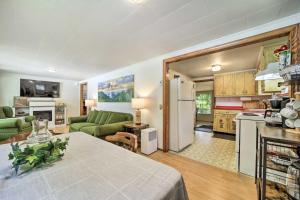 Galeriebild der Unterkunft Cozy Franklin Cottage with Waterfront Views! in Franklin