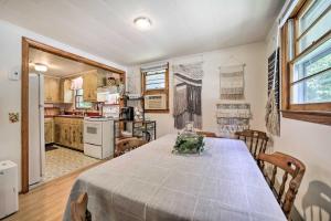 Galeriebild der Unterkunft Cozy Franklin Cottage with Waterfront Views! in Franklin + 29 Fotos