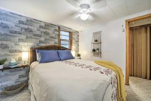 ein Schlafzimmer mit einem großen Bett mit blauen Kissen in der Unterkunft Cozy Franklin Cottage with Waterfront Views! in Franklin