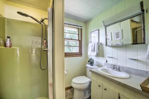 ein Badezimmer mit Toilette und Waschbecken in der Unterkunft Cozy Franklin Cottage with Waterfront Views! in Franklin + 29 Fotos
