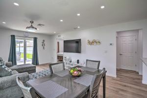 ein Wohnzimmer mit Tisch und Couch in der Unterkunft Hot Tub and Fenced Yard Home in Sebring in Sebring