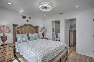 een slaapkamer met een groot bed en een badkamer bij Lovely Sebring Retreat with Hot Tub and BBQ Grill in Sebring