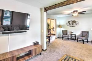Televisyen dan/atau pusat hiburan di Appleton Abode Near Lake Winnebago and Downtown