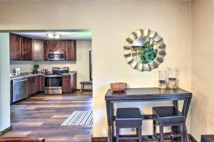 cocina y comedor con mesa y sillas en Appleton Abode Near Lake Winnebago and Downtown, en Appleton