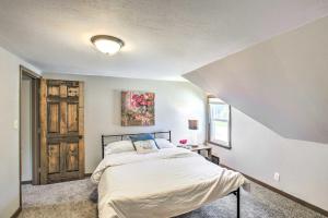 een slaapkamer met een bed en een raam bij Appleton Abode Near Lake Winnebago and Downtown in Appleton