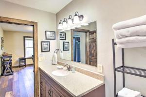 Bilik mandi di Appleton Abode Near Lake Winnebago and Downtown +23 gambar