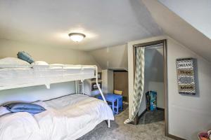 Katil atau katil-katil dalam bilik di Appleton Abode Near Lake Winnebago and Downtown