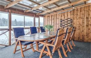 - une salle à manger avec une table et des chaises en bois dans l'établissement Nice Apartment In Svenljunga With Sauna, à Svenljunga
