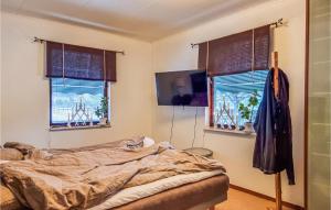 - une chambre avec un lit et 2 fenêtres dans l'établissement Nice Apartment In Svenljunga With Sauna, à Svenljunga