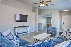 Televiisor ja/või meelelahutuskeskus majutusasutuses Family-Friendly Goodyear Home with Private Pool