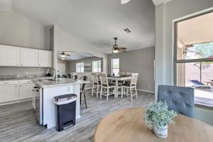 Köök või kööginurk majutusasutuses Family-Friendly Goodyear Home with Private Pool