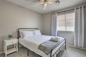 Voodi või voodid majutusasutuse Family-Friendly Goodyear Home with Private Pool toas +22 fotot