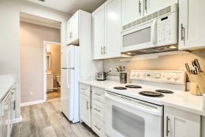 リホボスビーチにあるRehoboth Beach Condo with Patio 5 Mi to Ocean!のギャラリーの写真 +16枚の写真