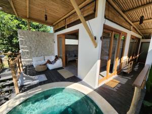 Bazén v ubytování Jellyfish Villas Bingin Beach nebo v jeho okolí