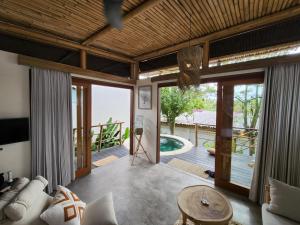 ein Wohnzimmer mit Poolblick in der Unterkunft Jellyfish Villas Bingin Beach in Uluwatu