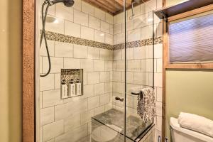 Et badeværelse på Walk to Big Bear Lake Cozy Cabin with Deck + 18 billeder