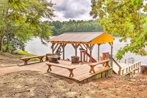 een houten terras met banken en een prieel op een meer bij Cheery Swansea Home on Calmont Pond with Dock! 