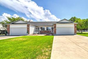 una casa con dos puertas de garaje en un patio en Idaho Falls Townhome about 5 Mi to Tauthaus Park! en Idaho Falls