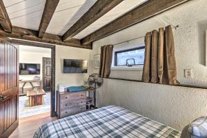 1 dormitorio con cama, ventana y vestidor en Woodsy Flagstaff Hideaway with Deck and Sunroom!, en Mountainaire