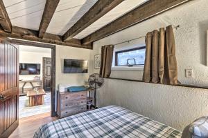 ein Schlafzimmer mit einem Bett, einem Fenster und einer Kommode in der Unterkunft Woodsy Flagstaff Hideaway with Deck and Sunroom! in Mountainaire