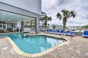 La alberca dentro o cerca de 2 Mi to Ocean Waterfront Resort Condo in NMB!